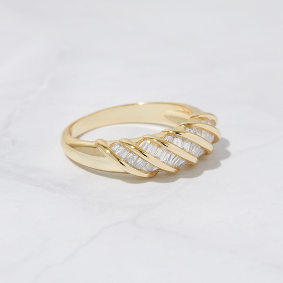 14kt Gold Baguette Twist Ring - Picture 3 of 3